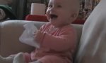 Movie : Baby mit Lachkrampf dank Zerreisfetisch